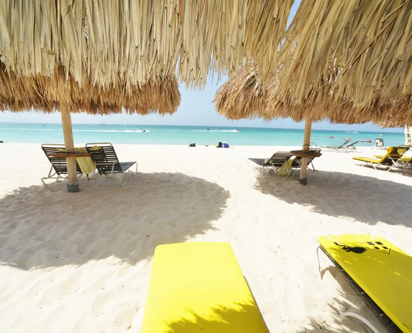 Łóżka plażowe w aruba — Zdjęcie stockowe