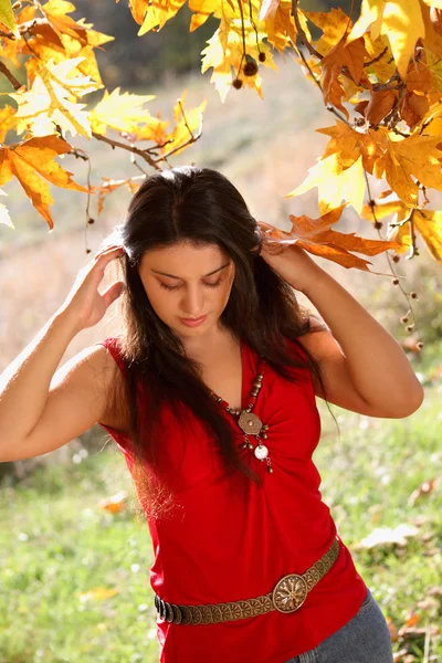 Fille dans le parc d'automne — Photo