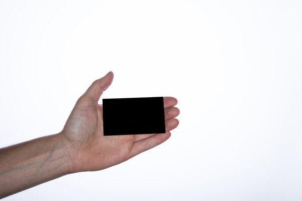 Рука с черной визиткой
