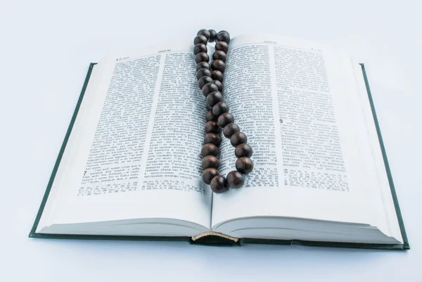 Biblia con un rosario —  Fotos de Stock