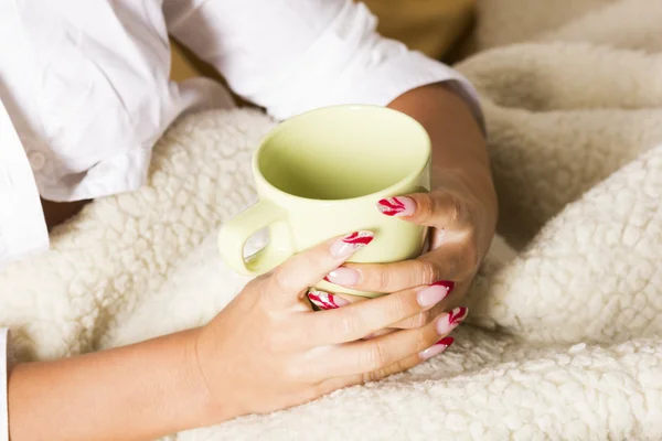 Hermosa mujer en la cama con café — Foto de Stock