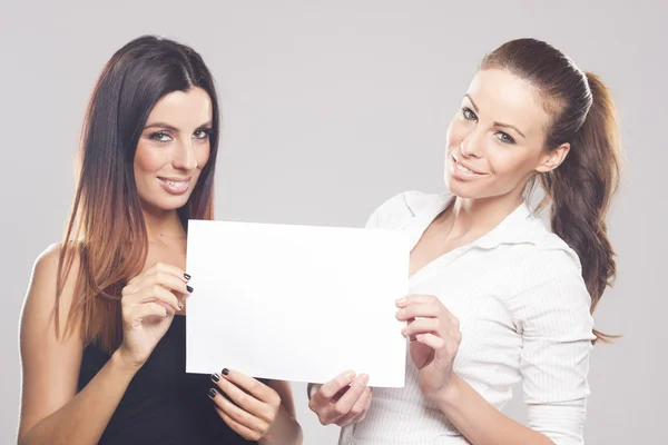 Two businesswomen showing empty sign — Stock Photo, Image