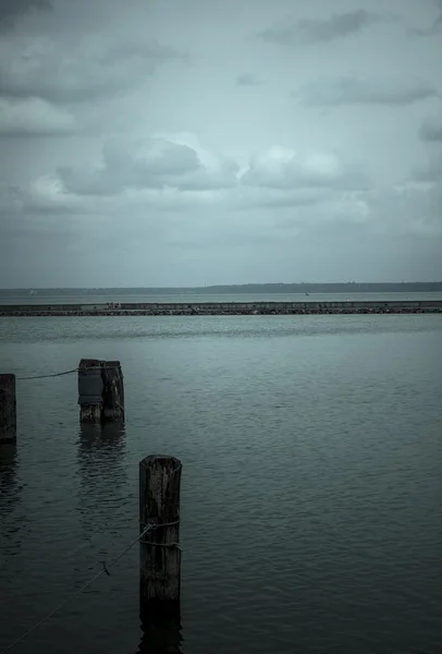 Chmury nad jeziorem balaton, Węgry, przez port — Zdjęcie stockowe