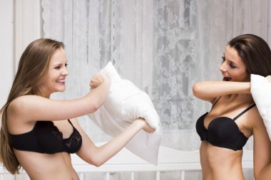 Yatak odasında iki seksi kız yastık fight