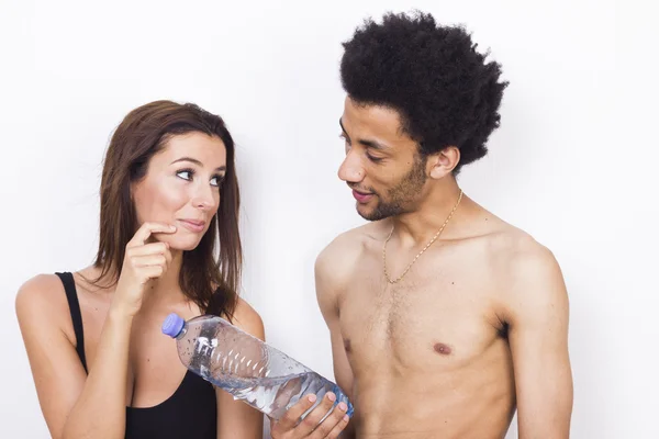 Feliz jovem interracial casal no branco isolado fundo — Fotografia de Stock