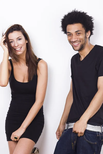 白い背景と分離された幸せな若い異人種間のカップル — ストック写真