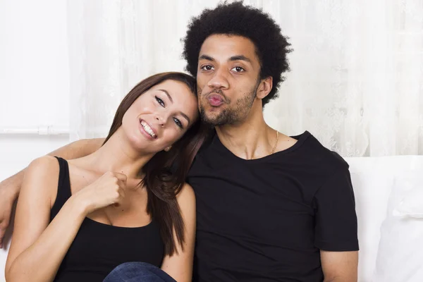 Alegre interracial casal no casa — Fotografia de Stock