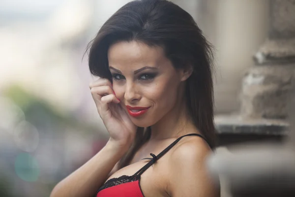 Sexy lingerie voor mooie brunette vrouw op het balkon — Stockfoto