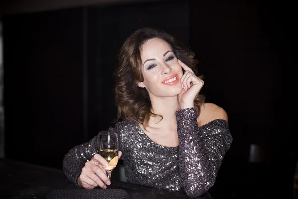 Beautiful elegant woman drinking champgane in the club — Stock Photo, Image