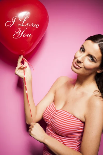 ピンクの背景のバレンタインデーの装飾を持つ美しい女性 — ストック写真