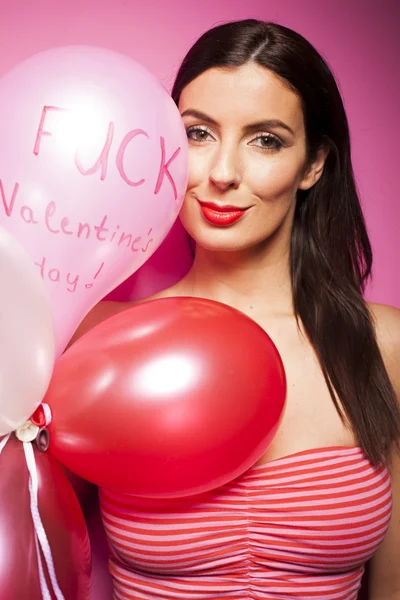 Hermosa mujer con decoraciones de San Valentín sobre fondo rosa —  Fotos de Stock