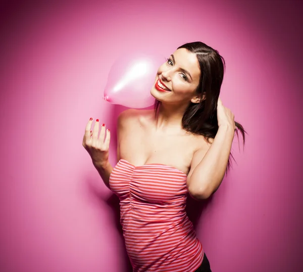 Mulher bonita com decorações do dia dos namorados no fundo rosa — Fotografia de Stock