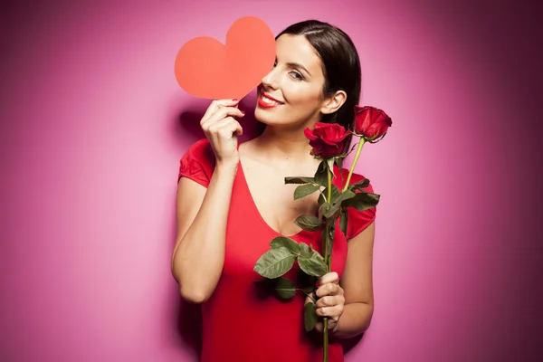 Piękna kobieta z Walentynki ozdoby na różowym tle — Zdjęcie stockowe