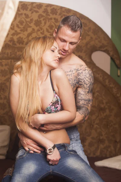 Sexy apaixonado jovem casal heterossexual na cama — Fotografia de Stock