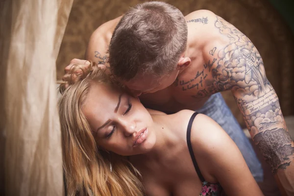 Sexig passionerad unga heterosexuella par på sängen — Stockfoto