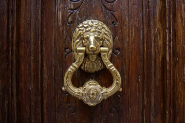 Aslan başlı kapı tokmağı.