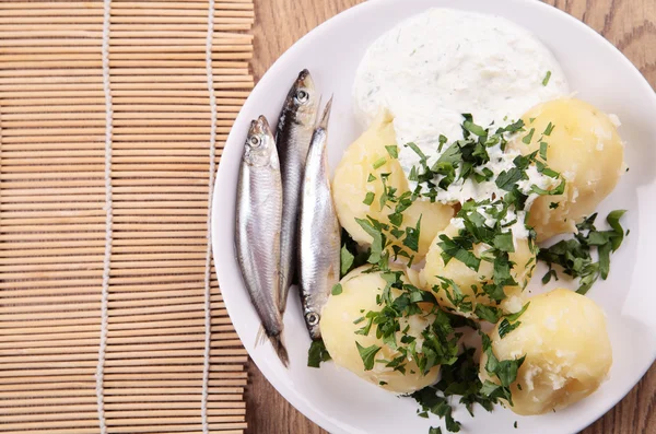 Pommes de terre et petits poissons — Photo