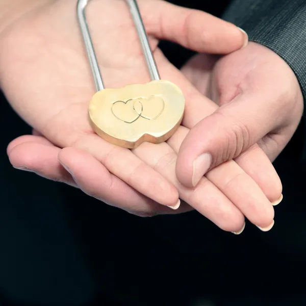 The lock in hands of newlyweds — Stock Photo, Image