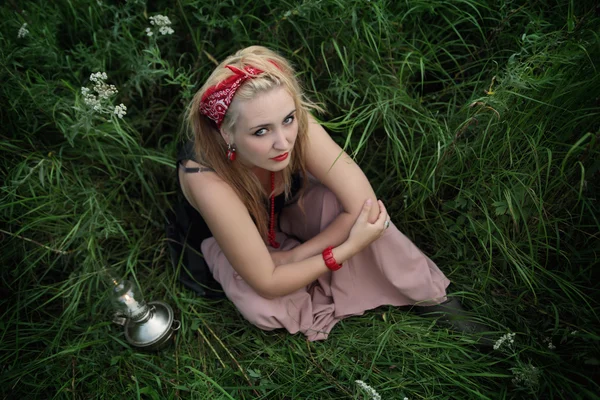 Girl in the field, sitting in the grass — Stock Photo, Image