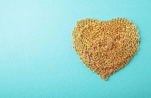 Coração feito com textura de madeira de corrente de ouro — Fotografia de Stock