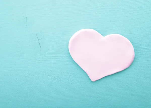 Corazones rosados sobre una textura de madera — Foto de Stock