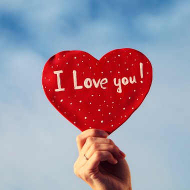 gökyüzünde güneşin ışınları kalbinde