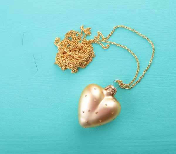 Gold heart with gold chain — Stock Photo, Image