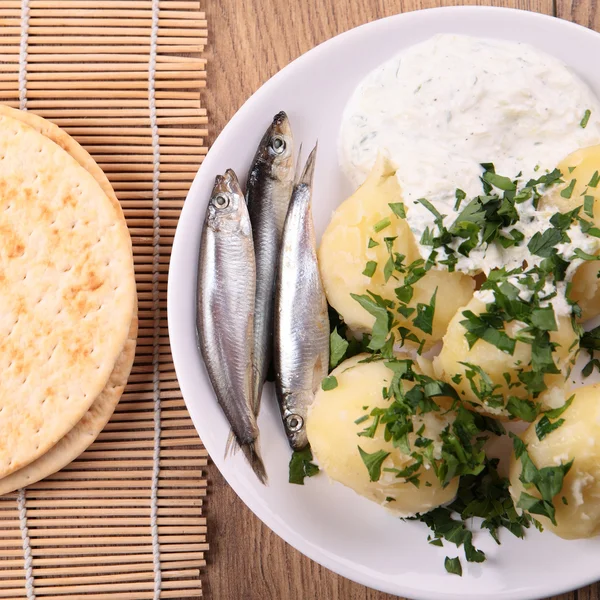 Pommes de terre bouillies au poisson salé — Photo