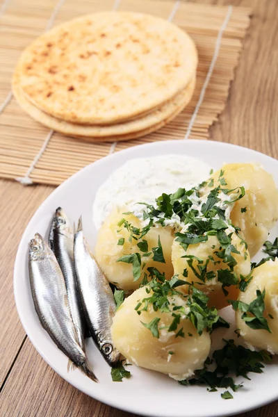Patate bollite con pesce salato — Foto Stock