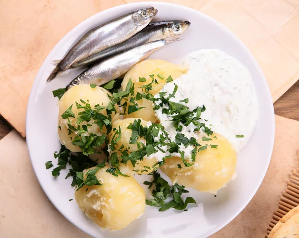 Pommes de terre bouillies au poisson salé — Photo