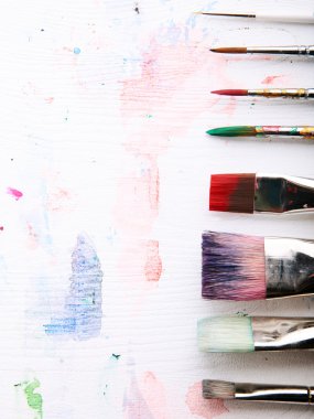 Boyalar ve fırçalar.