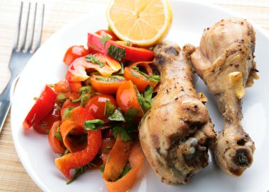 ızgara tavuk budu sebze salatası ile