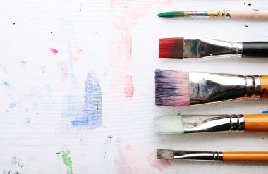 Boyalar ve fırçalar..
