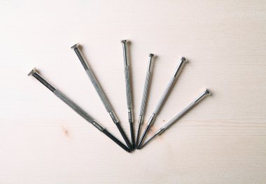 ahşap zemin üzerinde Tornavidalar