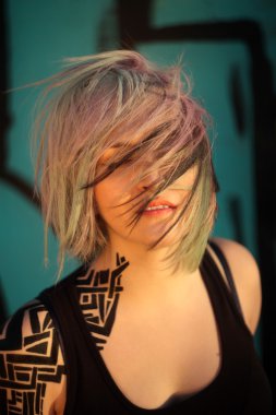 Batan güneşin ışıltılarındaki kız.