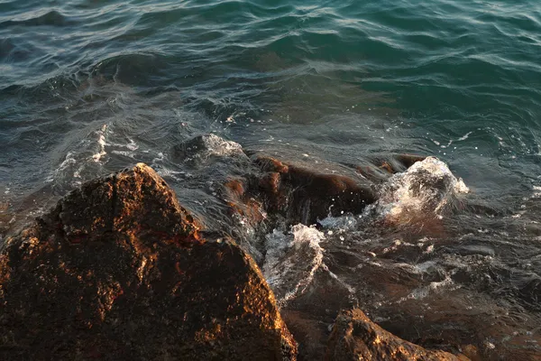 Θαλάσσιο κύμα/τσουνάμι σπάσει σε πέτρα, Αιγαίου — Φωτογραφία Αρχείου
