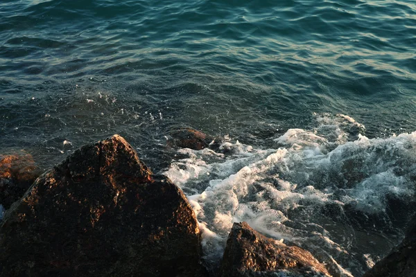 Ola de mar romper en piedra — Foto de Stock