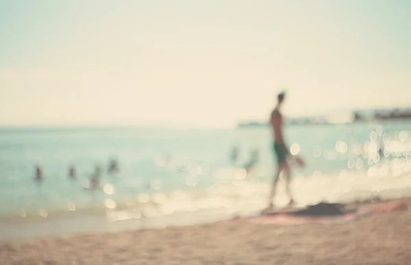 Tenis oynayan bir adam yaz vacation.silhouette içinde