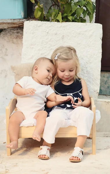 çocuk, kardeşi ve kız kardeşi