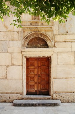 eski kilisenin kapısına