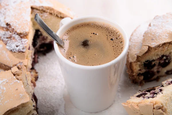 Caffè e torta con croccante con ciliegia, "charlotte " — Foto Stock