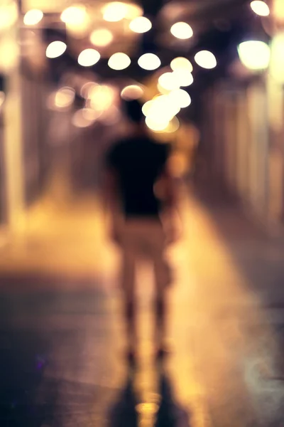 Tünele doğru yürürken siluet.