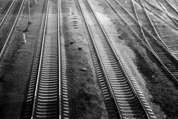 Järnvägen på natten, svart och vitt — Stockfoto