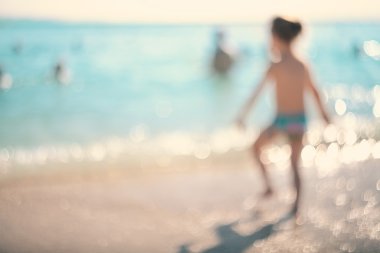 Denizde çalışan bir kız yaz vacation.silhouette içinde.