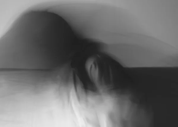 bir kız, hareket blur.black ve beyaz siluet.