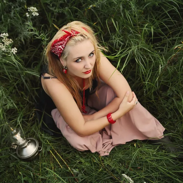 Girl in the field, sitting in the grass — Stock Photo, Image