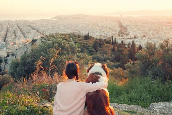 Mujer joven abraza a su perro —  Fotos de Stock