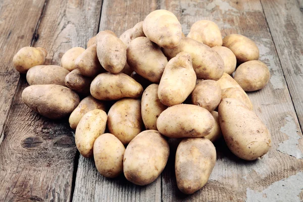 Tahta bir masada taze organik patates..