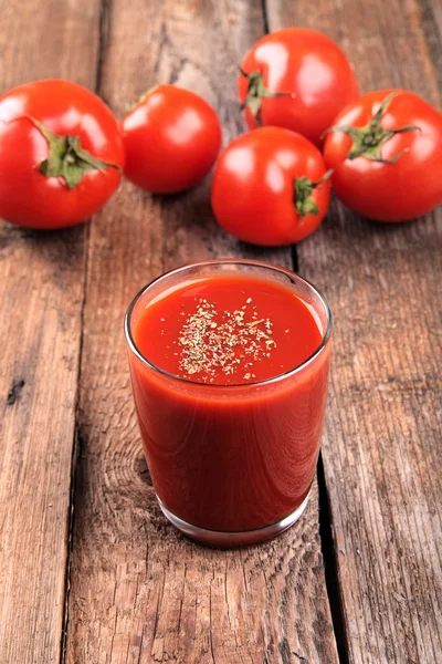 Tomato juice with fresh red tomatoes — Stock Photo, Image