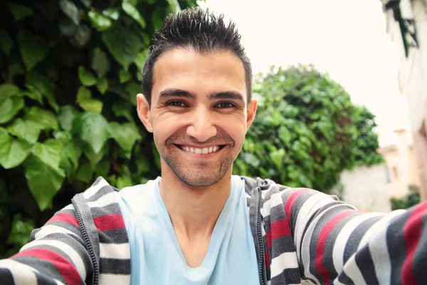 Adam kendi portresini çekiyor.